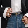 Anillo de sello cuadrado Triomphe en latón con acabado dorado Anillo de sello cuadrado Triomphe en latón con acabado dorado