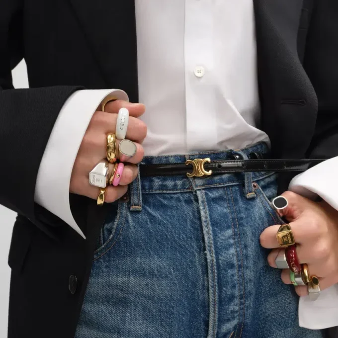 Anillo de sello cuadrado Triomphe en latón con acabado dorado Anillo de sello cuadrado Triomphe en latón con acabado dorado