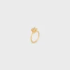 Anillo solitario Triomphe con brillos de strass y latón con acabado dorado Anillo solitario Triomphe con brillos de strass y latón con acabado dorado