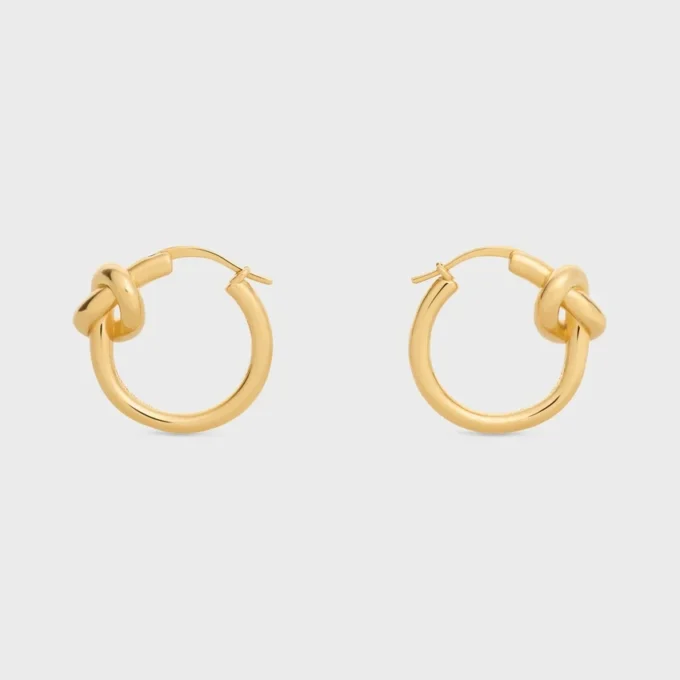Aros pequeños Knot en latón con acabado dorado Aros pequeños Knot en latón con acabado dorado