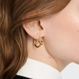 Aros pequeños Knot en latón con acabado dorado