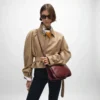 Besace Triomphe suave en piel de cordero flexible y brillante Besace Triomphe suave en piel de cordero flexible y brillante