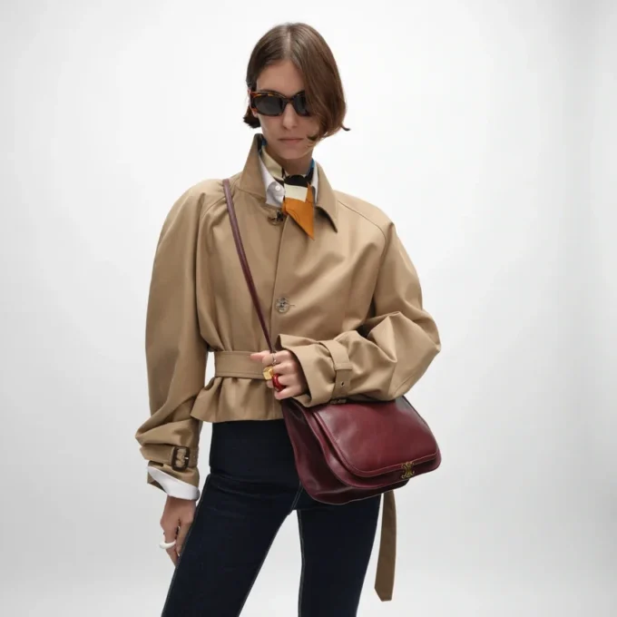 Besace Triomphe suave en piel de cordero flexible y brillante Besace Triomphe suave en piel de cordero flexible y brillante