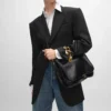 Besace Triomphe suave en piel de cordero flexible y brillante Besace Triomphe suave en piel de cordero flexible y brillante