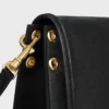 Besace Triomphe suave en piel de cordero flexible y brillante Besace Triomphe suave en piel de cordero flexible y brillante