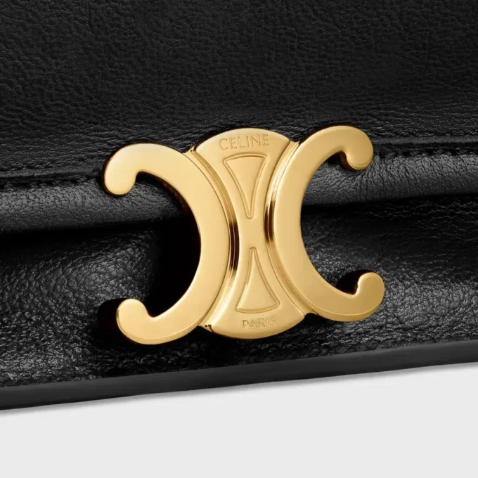 Besace Triomphe suave en piel de cordero flexible y brillante Besace Triomphe suave en piel de cordero flexible y brillante