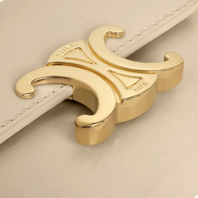 Billetera compacta con compartimento para monedas Triomphe en piel de becerro brillante Billetera compacta con compartimento para monedas Triomphe en piel de becerro brillante