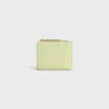 Billetera compacta Triomphe Stamp en piel de becerro granulada y flexible Billetera compacta Triomphe Stamp en piel de becerro granulada y flexible