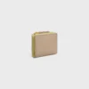Billetera compacta Triomphe Stamp en piel de becerro granulada y flexible Billetera compacta Triomphe Stamp en piel de becerro granulada y flexible