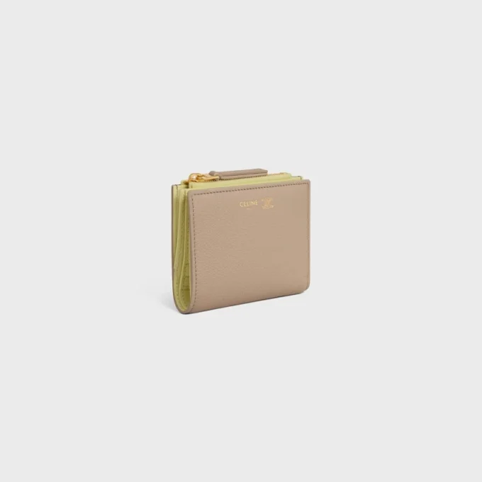 Billetera compacta Triomphe Stamp en piel de becerro granulada y flexible Billetera compacta Triomphe Stamp en piel de becerro granulada y flexible