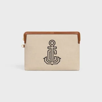 Bolsita con correa de tela con bordado de anclas y piel de becerro