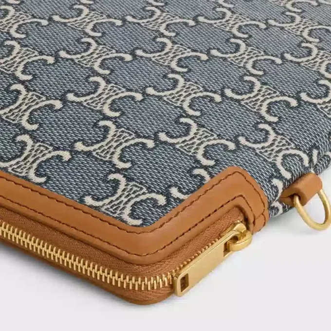 Bolsita con correa en Cuir Triomphe con estampado integral Jacquard Triomphe Bolsita con correa en Cuir Triomphe con estampado integral Jacquard Triomphe