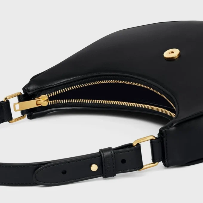 Bolso Ava Triomphe mediano en piel de becerro lisa Bolso Ava Triomphe mediano en piel de becerro lisa