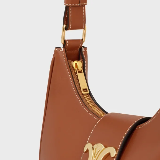 Bolso Ava Triomphe mediano en piel de becerro lisa Bolso Ava Triomphe mediano en piel de becerro lisa