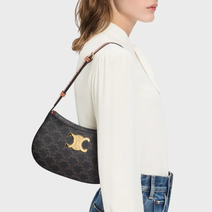 Bolso Ava Triomphe mediano en Triomphe Canvas y piel de becerro Bolso Ava Triomphe mediano en Triomphe Canvas y piel de becerro