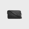 Bolso bandolera mediano de piel de becerro con relieve Triomphe Bolso bandolera mediano de piel de becerro con relieve Triomphe