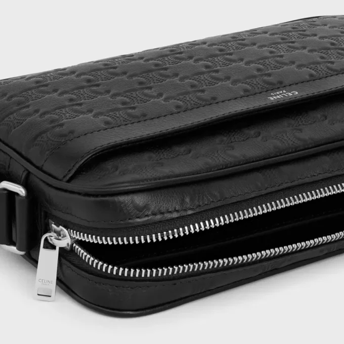 Bolso bandolera mediano de piel de becerro con relieve Triomphe Bolso bandolera mediano de piel de becerro con relieve Triomphe