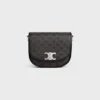 Bolso Besace Triomphe mediano en Triomphe Canvas y piel de becerro Bolso Besace Triomphe mediano en Triomphe Canvas y piel de becerro