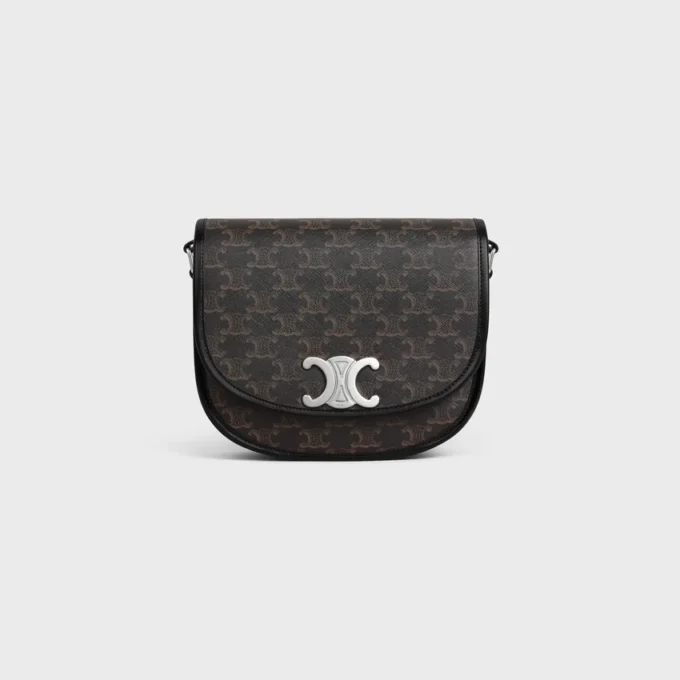 Bolso Besace Triomphe mediano en Triomphe Canvas y piel de becerro Bolso Besace Triomphe mediano en Triomphe Canvas y piel de becerro