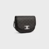 Bolso Besace Triomphe mediano en Triomphe Canvas y piel de becerro Bolso Besace Triomphe mediano en Triomphe Canvas y piel de becerro