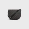 Bolso Besace Triomphe mediano en Triomphe Canvas y piel de becerro Bolso Besace Triomphe mediano en Triomphe Canvas y piel de becerro