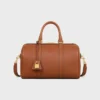 Bolso Boston grande en piel de becerro granulada flexible Bolso Boston grande en piel de becerro granulada flexible