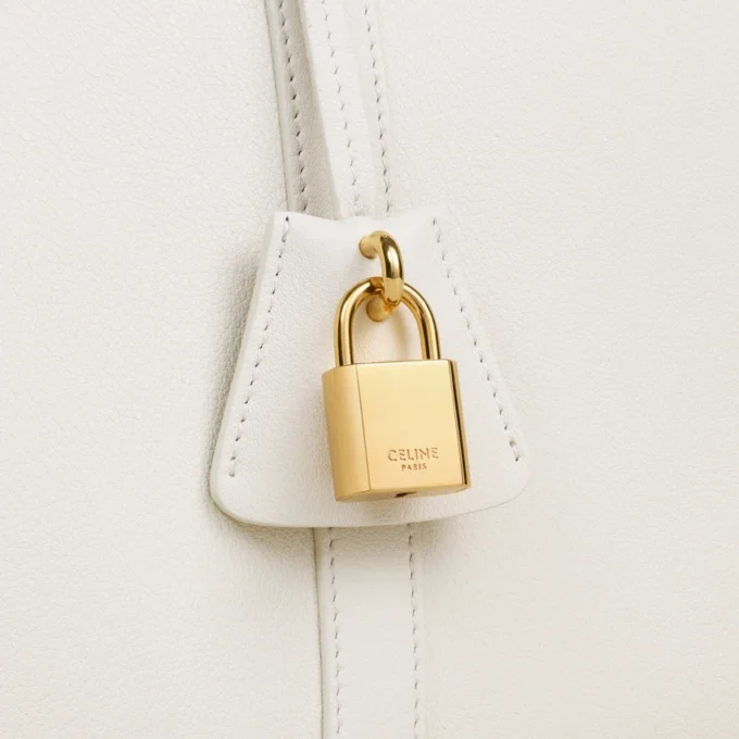 Bolso Boston grande en piel de becerro granulada flexible Bolso Boston grande en piel de becerro granulada flexible