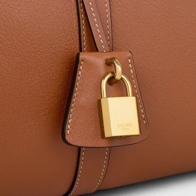 Bolso Boston grande en piel de becerro granulada flexible Bolso Boston grande en piel de becerro granulada flexible