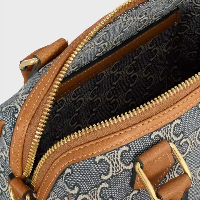 Bolso Boston pequeño en jacquard Triomphe y piel de becerro Bolso Boston pequeño en jacquard Triomphe y piel de becerro