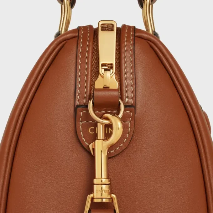 Bolso Boston pequeño en piel de becerro lisa Bolso Boston pequeño en piel de becerro lisa