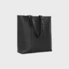 Bolso Cabas con hebilla en piel de becerro con relieve Triomphe Bolso Cabas con hebilla en piel de becerro con relieve Triomphe