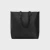 Bolso Cabas con hebilla en piel de becerro con relieve Triomphe Bolso Cabas con hebilla en piel de becerro con relieve Triomphe