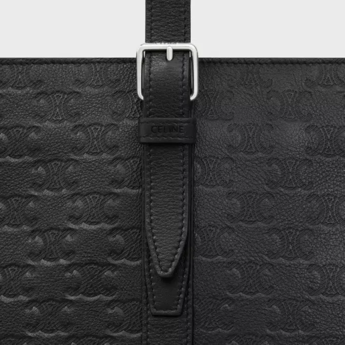 Bolso Cabas con hebilla en piel de becerro con relieve Triomphe Bolso Cabas con hebilla en piel de becerro con relieve Triomphe
