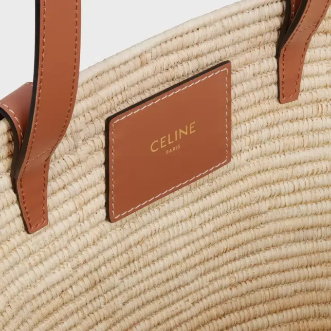 Bolso CELINE Classic Panier pequeño trenzado Triomphe en rafia y piel de becerro