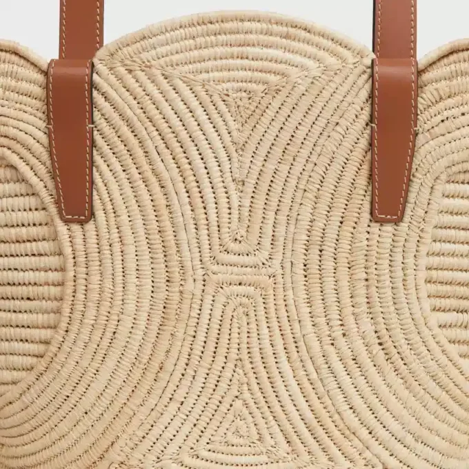 Bolso CELINE Classic Panier pequeño trenzado Triomphe en rafia y piel de becerro