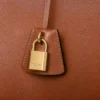Bolso CELINE Conti en piel de becerro granulada flexible Bolso CELINE Conti en piel de becerro granulada flexible
