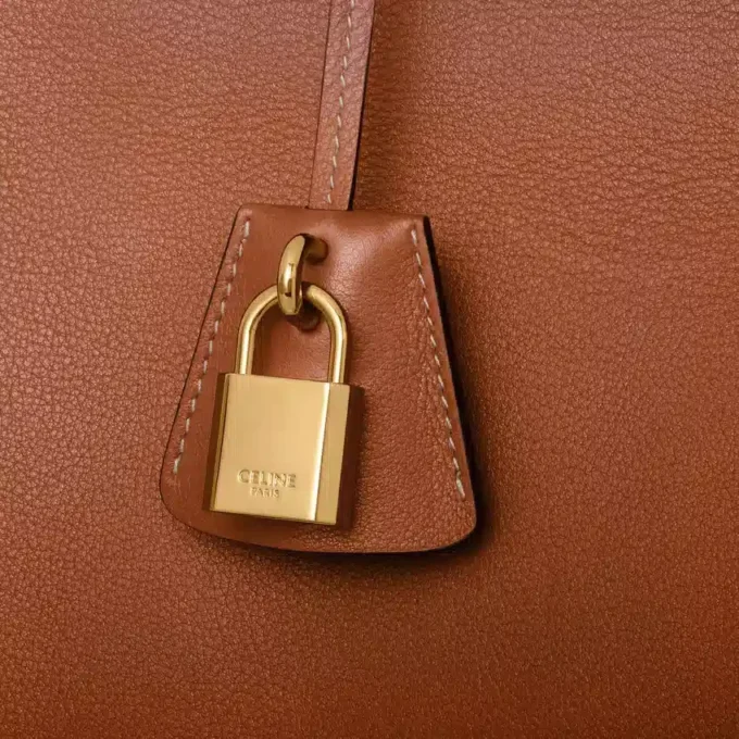 Bolso CELINE Conti en piel de becerro granulada flexible Bolso CELINE Conti en piel de becerro granulada flexible