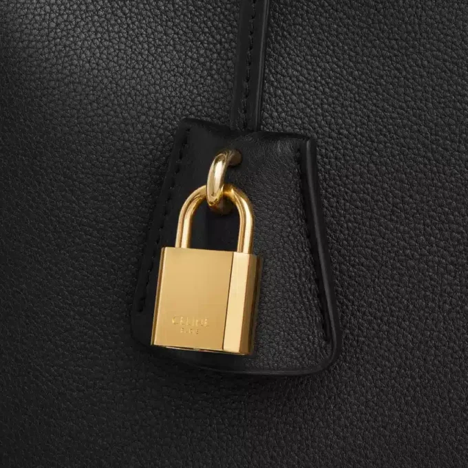 Bolso Celine Conti Teen en piel de becerro granulada flexible Bolso Celine Conti Teen en piel de becerro granulada flexible