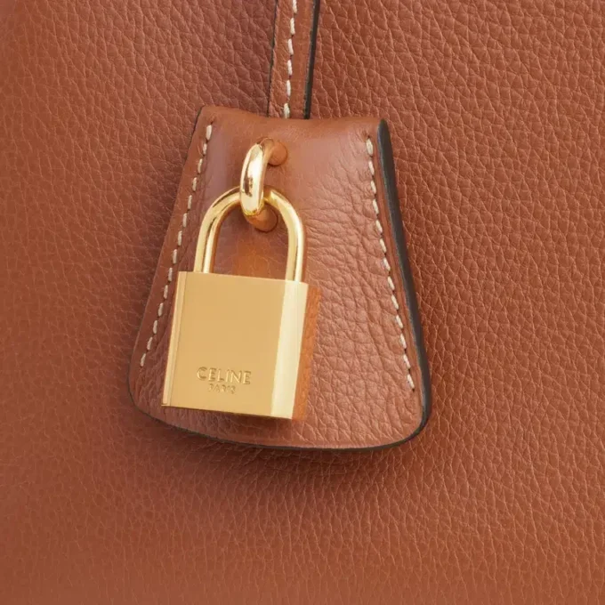 Bolso Celine Conti Teen en piel de becerro granulada flexible Bolso Celine Conti Teen en piel de becerro granulada flexible