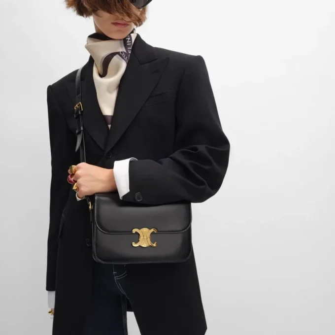 Bolso Classique Triomphe en piel de becerro brillante Bolso Classique Triomphe en piel de becerro brillante