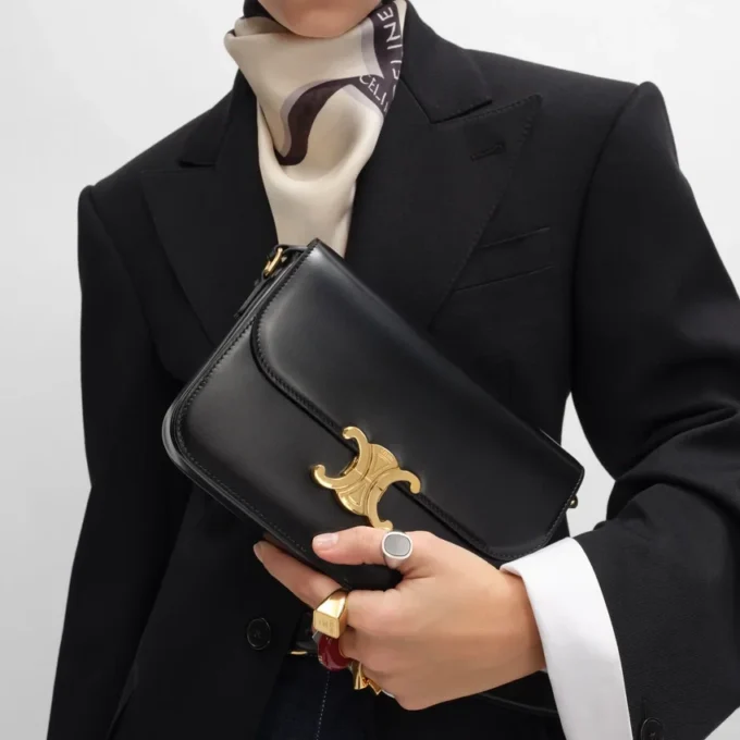 Bolso Classique Triomphe en piel de becerro brillante Bolso Classique Triomphe en piel de becerro brillante