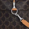 Bolso cruzado Take Away en Triomphe Canvas y piel de becerro