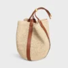 Bolso grande tipo cubo de rafia y piel de becerro Bolso grande tipo cubo de rafia y piel de becerro
