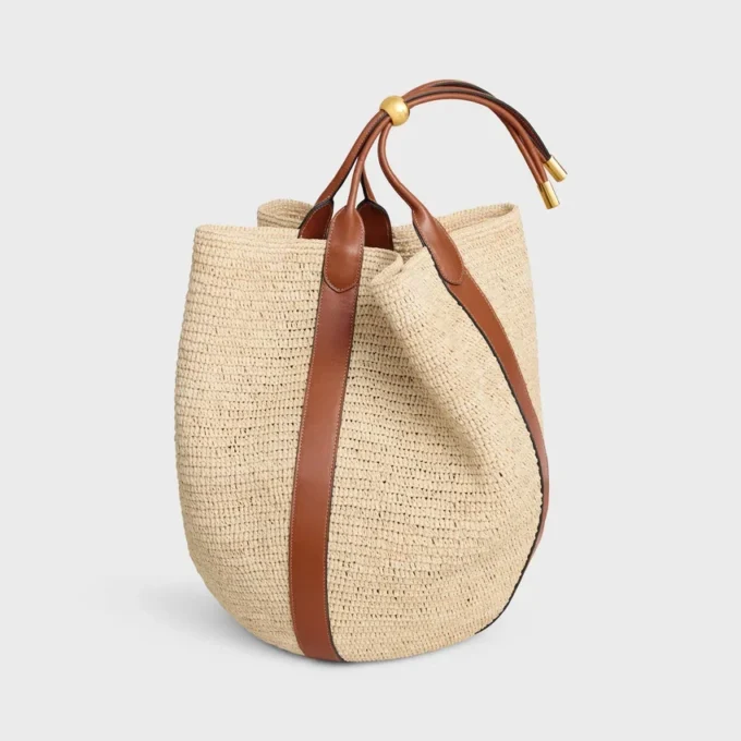 Bolso grande tipo cubo de rafia y piel de becerro Bolso grande tipo cubo de rafia y piel de becerro