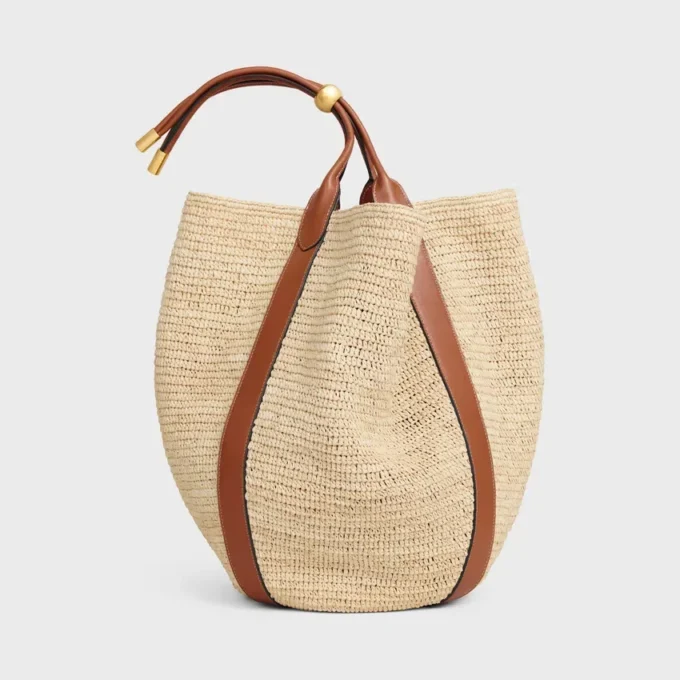 Bolso grande tipo cubo de rafia y piel de becerro Bolso grande tipo cubo de rafia y piel de becerro