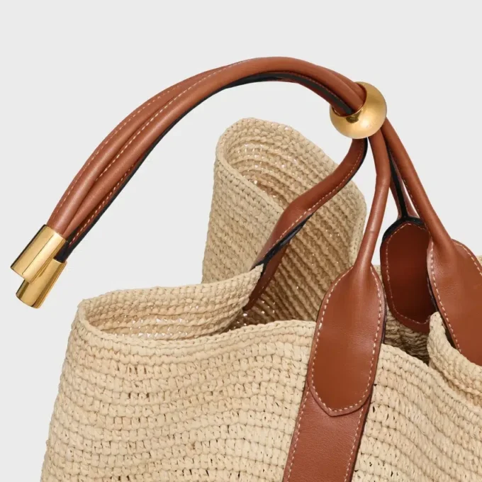 Bolso grande tipo cubo de rafia y piel de becerro Bolso grande tipo cubo de rafia y piel de becerro