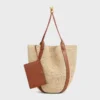 Bolso grande tipo cubo de rafia y piel de becerro Bolso grande tipo cubo de rafia y piel de becerro
