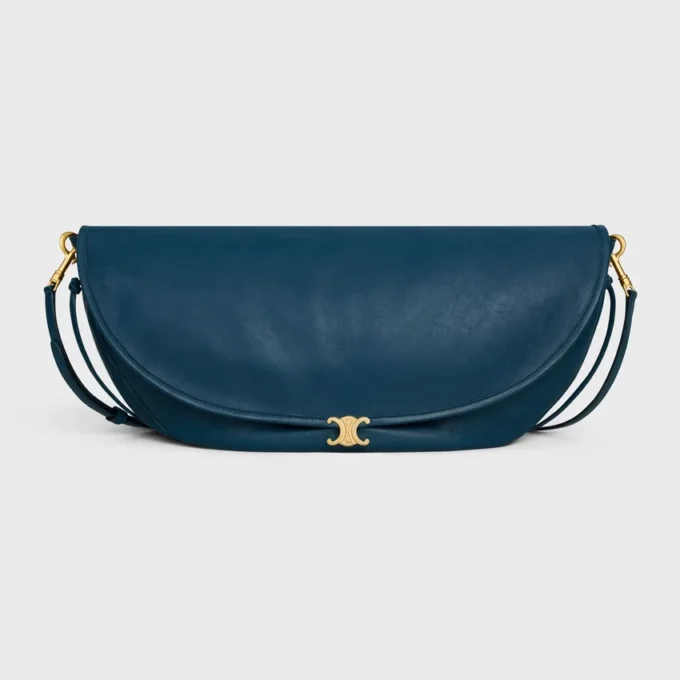 Bolso Halfmoon Soft Triomphe en piel de cordero flexible y brillante Bolso Halfmoon Soft Triomphe en piel de cordero flexible y brillante