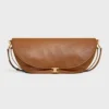 Bolso Halfmoon Soft Triomphe en piel de cordero flexible y brillante Bolso Halfmoon Soft Triomphe en piel de cordero flexible y brillante