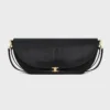 Bolso Halfmoon Soft Triomphe en piel de cordero flexible y brillante Bolso Halfmoon Soft Triomphe en piel de cordero flexible y brillante